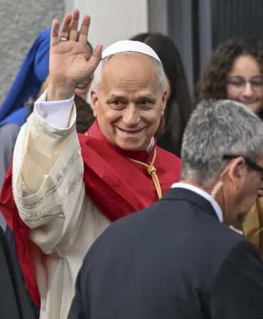 Papa 14. Leo İstanbul’da Saint Esprit Katedrali’nde din adamlarıyla buluştu