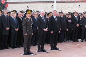 Taksim Cumhuriyet Anıtı’nda dikkat çeken ayrıntı AKP çelengi Taksim’de yer almadı