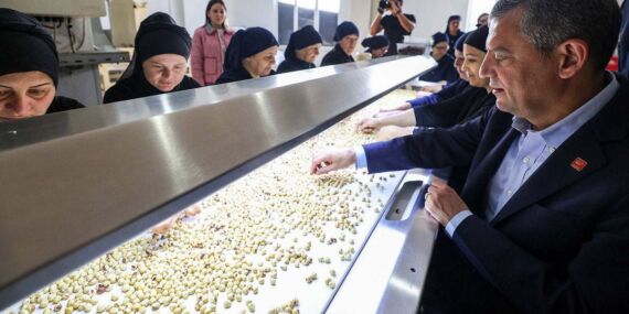 Miting öncesi sürpriz ziyaret: Özgür Özel Ordu’da fındık fabrikasında