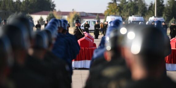 Türkiye şehitlerini uğurluyor… Ankara’da tören düzenlendi!