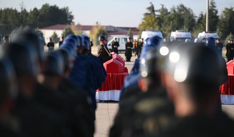 Türkiye şehitlerini uğurluyor… Ankara’da tören düzenlendi!