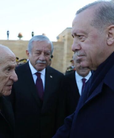 ‘Çatlak’ iddiaları sonrası ilk buluşma Erdoğan ve Bahçeli Anıtkabir’de yan yana