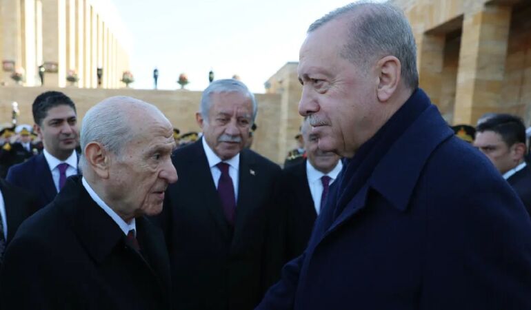 ‘Çatlak’ iddiaları sonrası ilk buluşma Erdoğan ve Bahçeli Anıtkabir’de yan yana