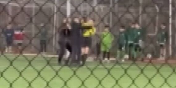 Yeşil sahalarda büyük skandal: Antrenör kadın hakeme saldırdı!