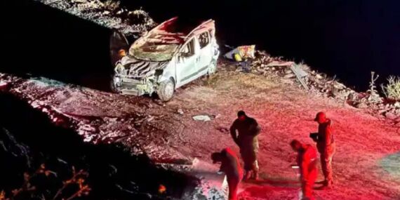 Buzlanma kazaya neden oldu: Hafif ticari araç şarampole uçtu!