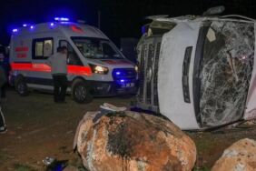 Diyarbakır'da servis minibüsü devrildi 16 yaralı