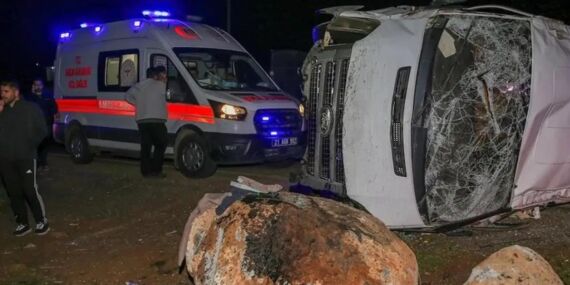 Diyarbakır’da servis minibüsü devrildi: 16 yaralı