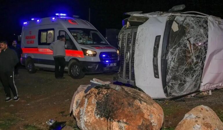 Diyarbakır'da servis minibüsü devrildi 16 yaralı
