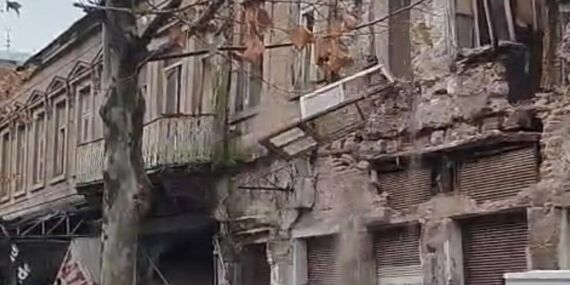 113 yıllık han tehlike saçtı: Yola parçalar düştü!