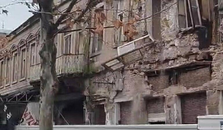 113 yıllık han tehlike saçtı: Yola parçalar düştü!