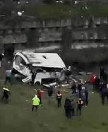 Esenyurt'ta işçi servisi şarampole yuvarlandı