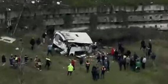 Esenyurt’ta işçi servisi şarampole yuvarlandı: Ölü ve yaralılar var!