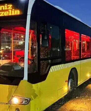 Eski halk otobüsünü satın aldı, mahalleliyi gezdiriyor