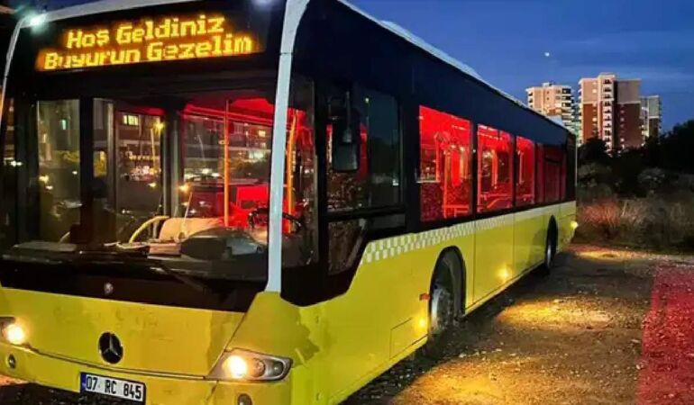 Eski halk otobüsünü satın aldı, mahalleliyi gezdiriyor