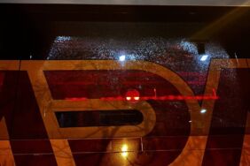 Galatasaray otobüsüne taşlı saldırı