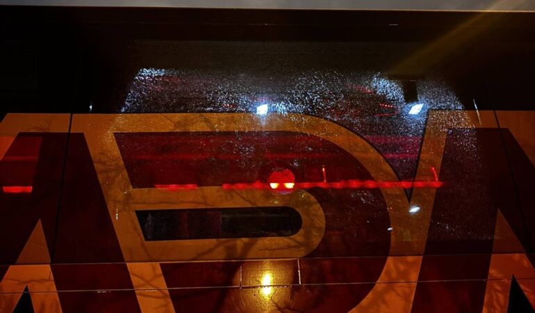Galatasaray otobüsüne taşlı saldırı