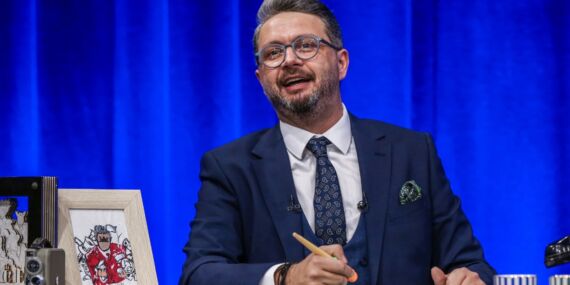 Ünlü sunucu yeni bir aşka yelken açtı: Kendisinden 16 yaş küçük fenomene gönlünü kaptırdı!