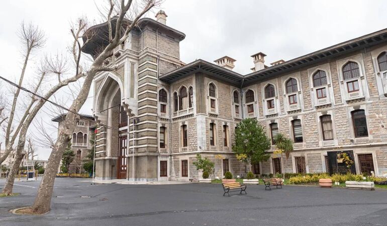 ‘Taciz listesi’ skandalı sonrası… İstanbul Erkek Lisesi’nin müdürü görevden alındı!