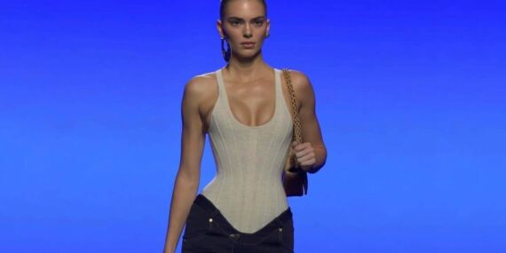 Dünyaca ünlü model, Türk edebiyatının usta isminin romanını paylaştı!