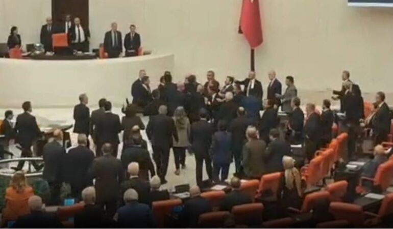 Meclis’te gergin anlar: CHP’liler ile AKP’li vekiller birbirinin üzerine yürüdü!