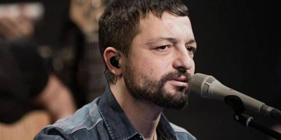 Ünlü şarkıcı Mehmet Erdem acı haberi duyurdu