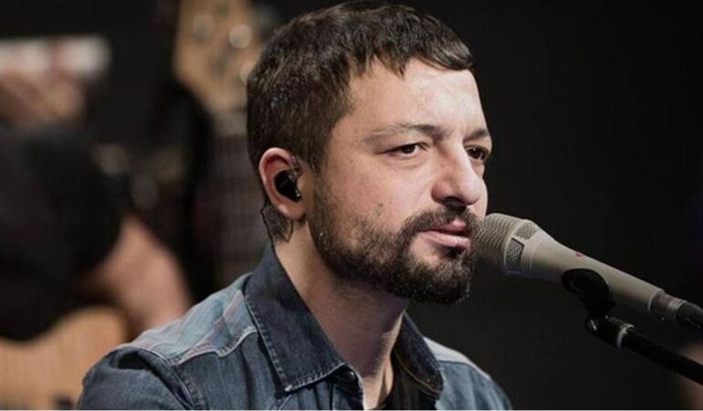 Ünlü şarkıcı Mehmet Erdem acı haberi duyurdu
