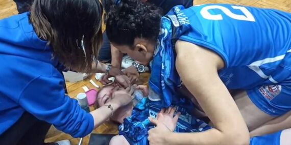 Mersin’de kadınlar basketbol maçında oyuncular arasında yumruklu kavga!