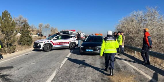 Yolcu midibüsü ile otomobil çarpıştı: Çok sayıda yaralı var!