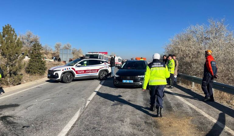 Yolcu midibüsü ile otomobil çarpıştı: Çok sayıda yaralı var!