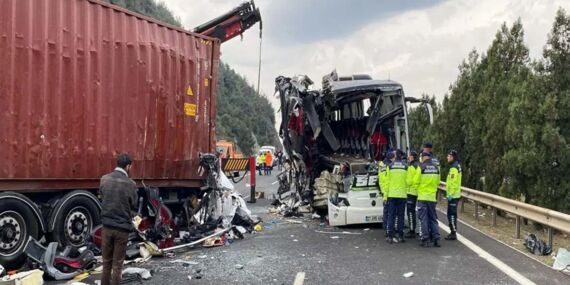 Osmaniye’de feci kaza: Yolcu otobüsü, otoyolda TIR’a çarptı; 6 ölü, 11 yaralı