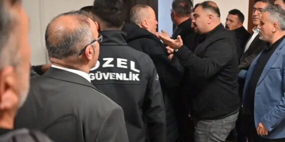 Yozgat Belediyesi Meclis toplantısında AKP ve YRP’li üyeler arasında arbede!