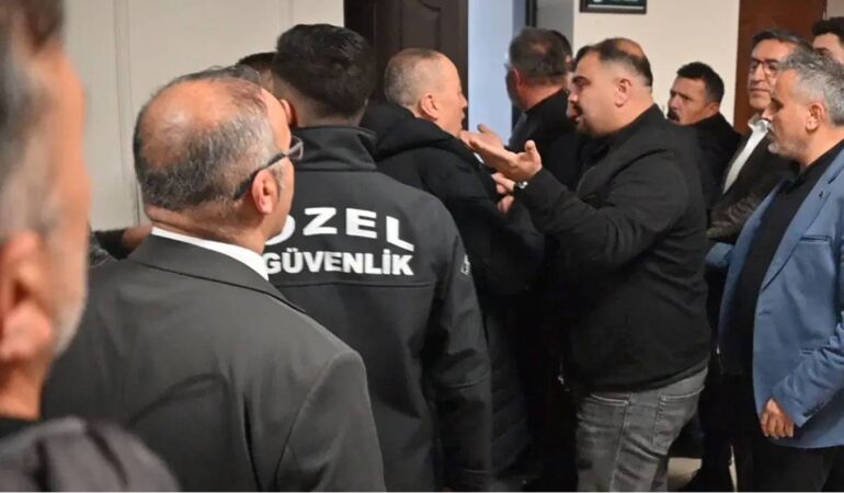 Yozgat Belediyesi Meclis toplantısında AKP ve YRP’li üyeler arasında arbede!