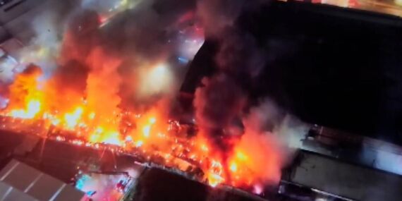 Esenyurt’ta yapı malzemeleri üretilen fabrikada korkutan yangın!