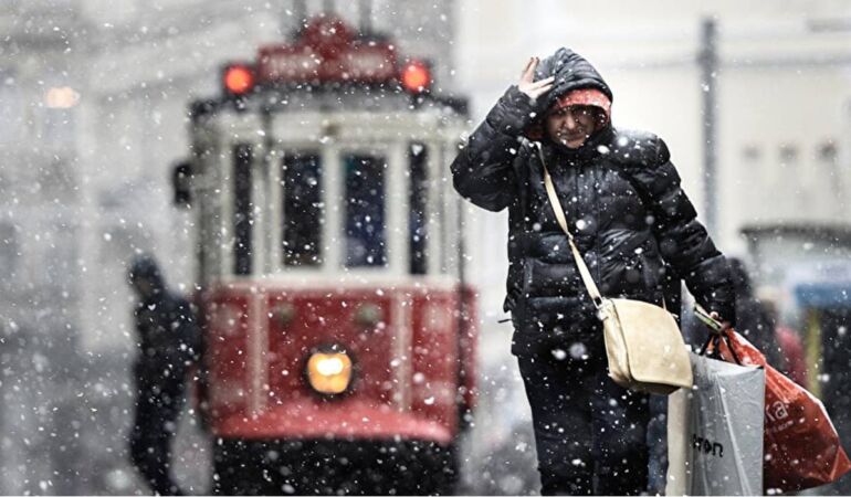 AKOM tarih vererek uyardı: İstanbul’a yeniden kar geliyor!