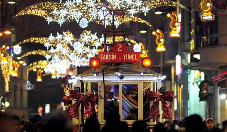 İki Kuşağın Sanatı Aynı Sergide Buluşuyor: “İki Yakalı Bir İstanbul”