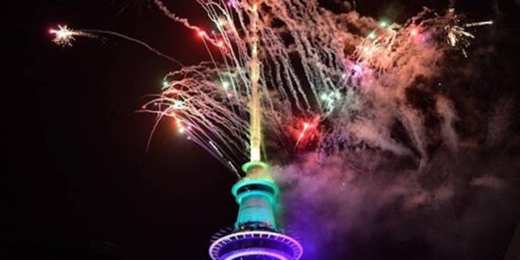 Yeni yıla ilk o ülke girdi: Ünlü kuleden havai fişek yağdı!