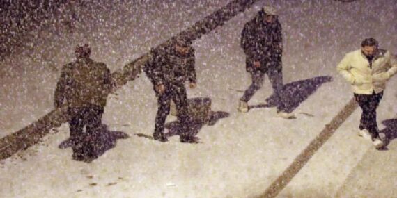 Yoğun kar Van’da 206 mahalle ve mezra yolunu kapattı!