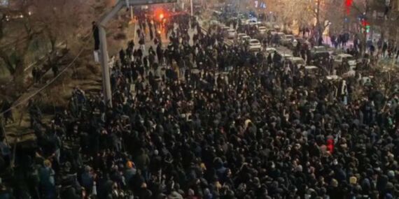 İran’da iki haftadır süren protestolarda bilanço ağırlaşıyor: 65 ölü, 2 bin 311 gözaltı!