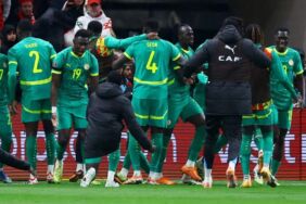 Afrika’da tarihi gece Önce sahadan çekildi sonra kupayı aldı!