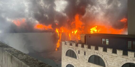 Ataşehir’de 4 katlı işyerinde korkutan yangın: Müdahale sürüyor!
