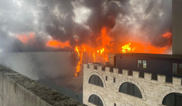 Ataşehir’de 4 katlı işyerinde korkutan yangın: Müdahale sürüyor!