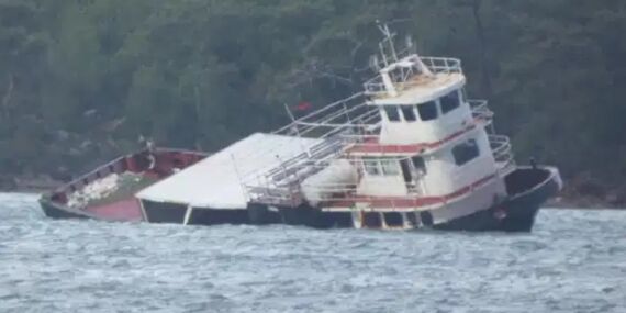 Ayvalık’ta lodos alarmı: Feribot karaya oturdu, yan yattı!