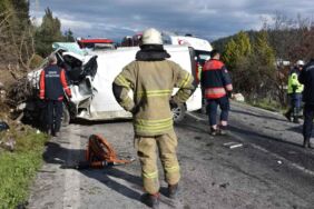 Belediye otobüsü ile minibüs çarpıştı Ölü ve yaralılar var
