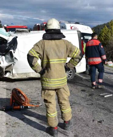 Belediye otobüsü ile minibüs çarpıştı Ölü ve yaralılar var