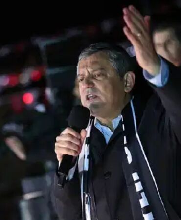 Beşiktaş mitinginde Özel’den afiş tepkisi 'Guinness başvurusu yapıyoruz, sahtekarlar sizi!'