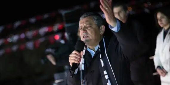 Beşiktaş mitinginde Özel’den afiş tepkisi: ‘Guinness başvurusu yapıyoruz, sahtekarlar sizi!’