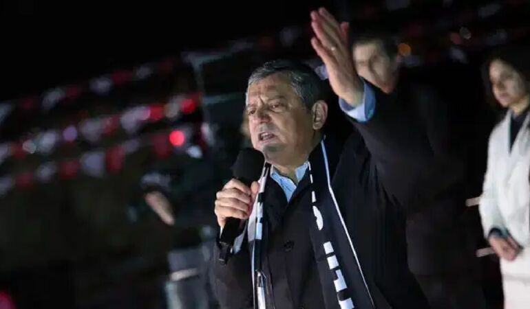 Beşiktaş mitinginde Özel’den afiş tepkisi 'Guinness başvurusu yapıyoruz, sahtekarlar sizi!'