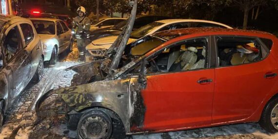 Beşiktaş’ta gece yarısı yangını: Park halindeki 4 otomobil yandı!