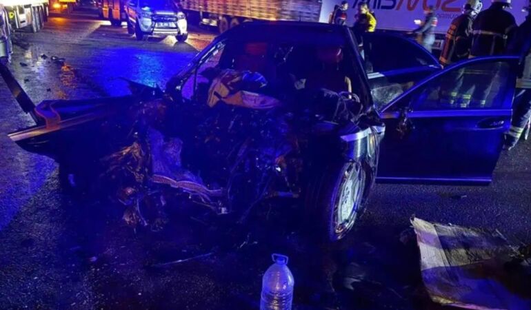 Burdur'da 2 otomobil ve TIR çarpıştı 1 ölü, 7 yaralı!