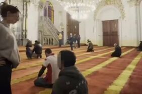 Camide video çeken genç